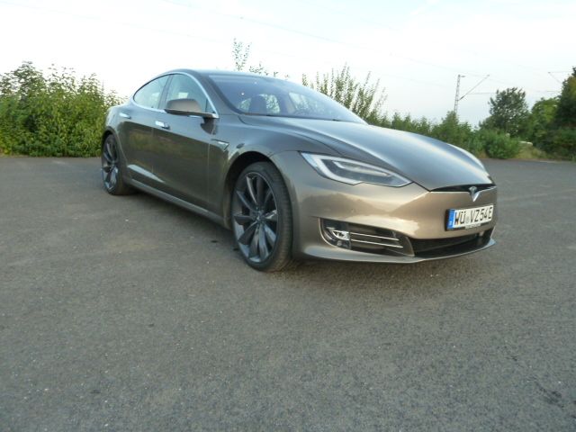 Tesla Model S75D Supercharge free, Allrad Luftfahrwerk  Autopilot in Oberpleichfeld