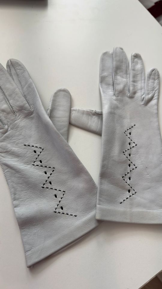 Lederhandschuhe in eisblau mit Stickerei auf Handrücken in Aachen