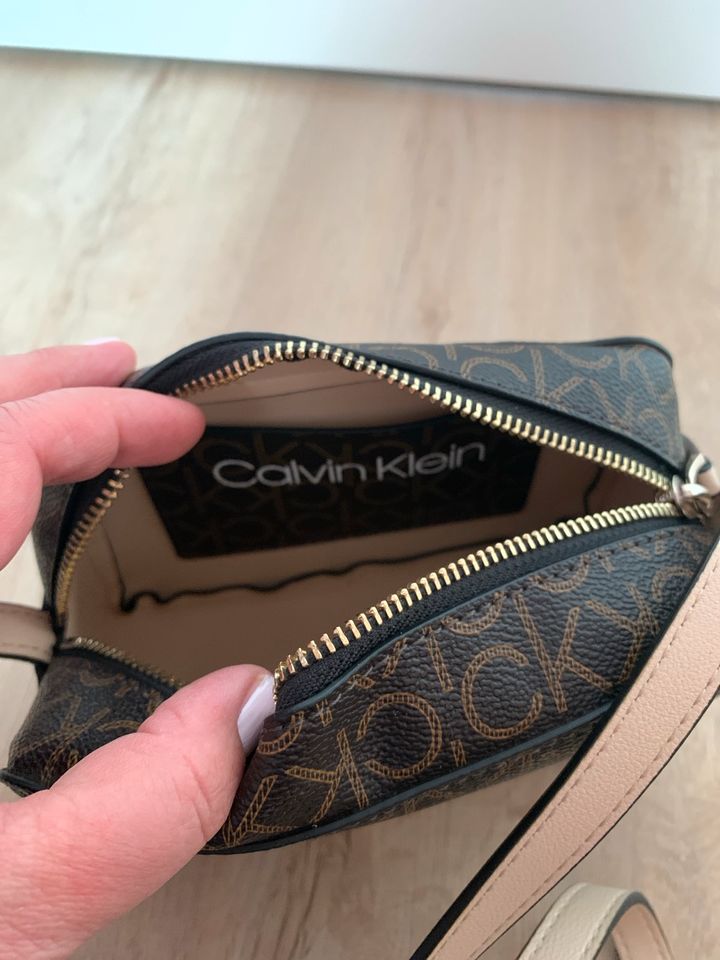 Calvin Klein Umhängetasche Tasche in Langenfeld