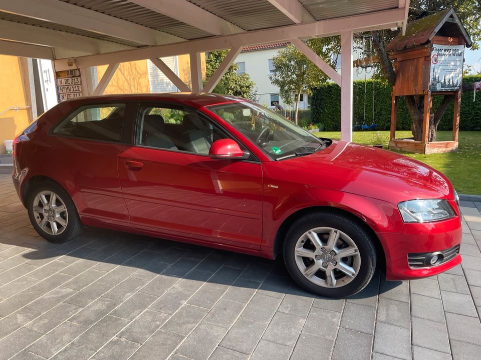 AUDI A3 BENZIN AUTOMATIK 125 Ps PDC ALU KLIMA SITZHEIZUNG in Nürnberg (Mittelfr)