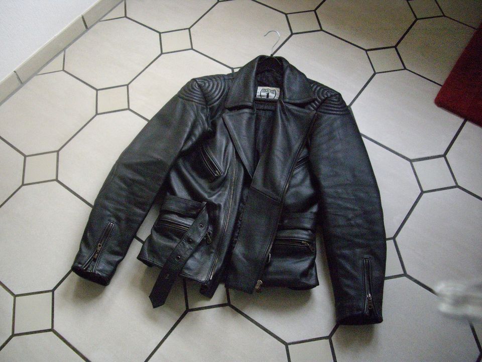 Motorradbekleidung Leder Jacke und Hose Gr. 52 in Velen
