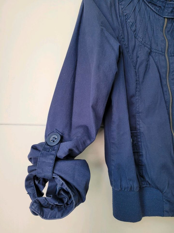 kurze Jacke von ONLY, blau, Größe S in Leipzig