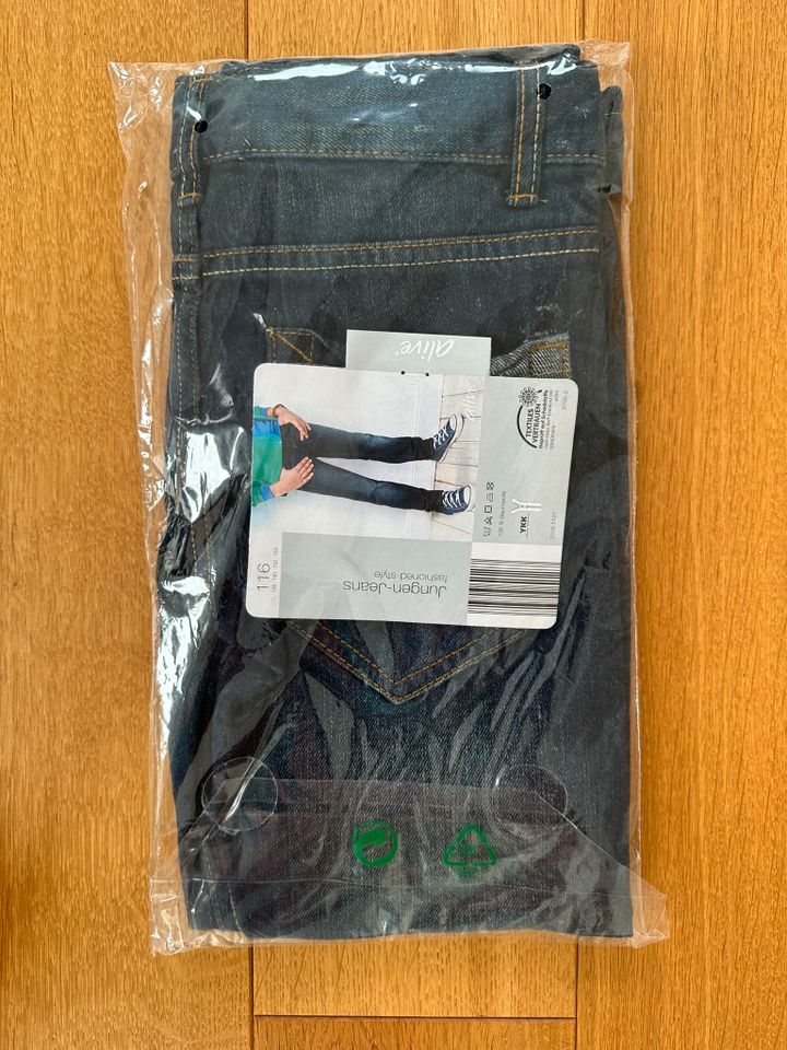 Alive Kinder Jeans dunkelblau fashioned style Gr. 116 * neu Etike in München