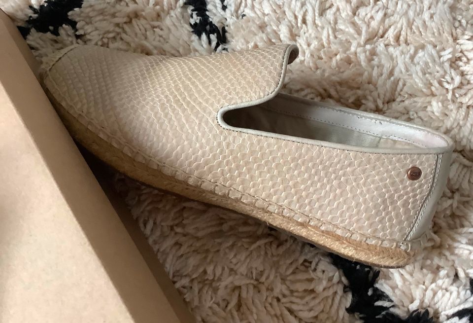 UGG Damen Schuhe Sandrinne beige Gr.38 neuwertig inkl.Versand in Berlin