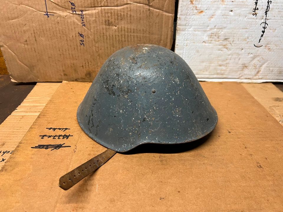 original früher NVA Stahlhelm 3 Nieten in Langewiesen