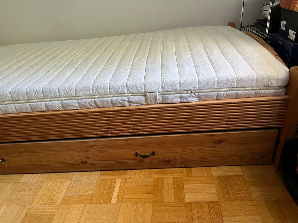 Bett 2,1m x 1,1m (mit Matratze, Schublade und Lattenrost) in Ismaning