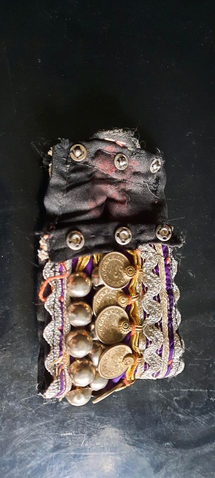 Armband aus Stoff mit Münzen in München