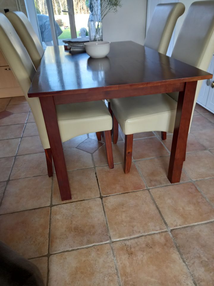 Esszimmer Tisch mit 5 Stühlen in Süderlügum