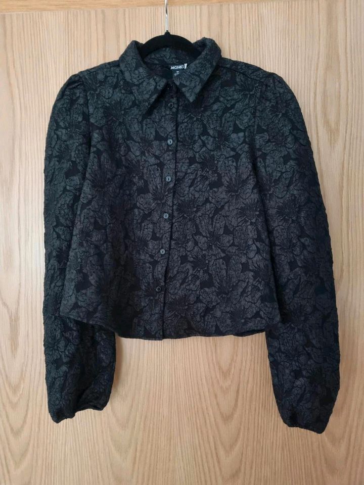 Langärmelige Bluse / Kurz / Blumenmuster / Monki / Gothic in Neutraubling