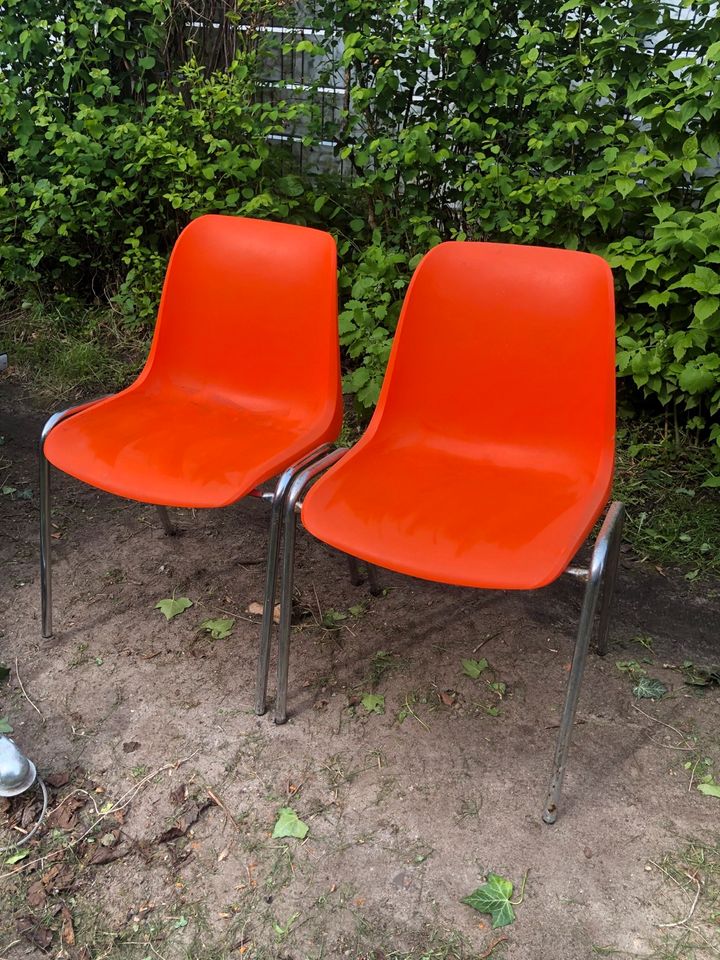 2 orange Stühle in Trittau