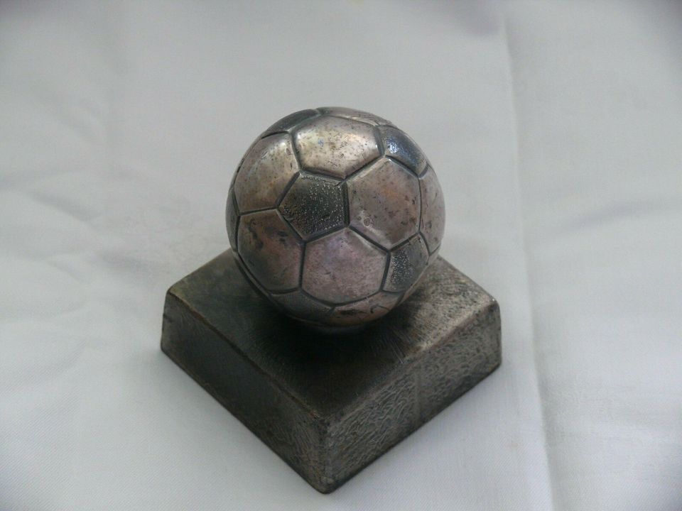 Fußball auf Sockel, 1550g  8,5 x 8,5 H 11 cm  VB in Köln