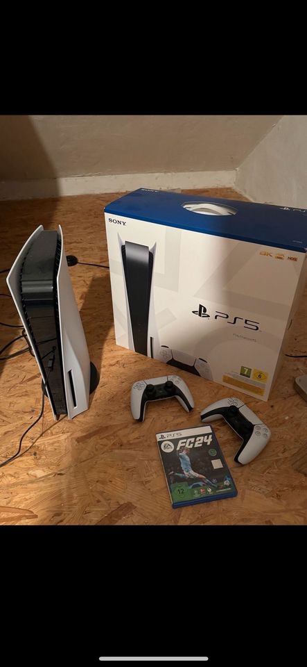 PlayStation 5 Disk Edition mit 2 Controllern + Spiel EA FC 24 PS5 in Dillenburg