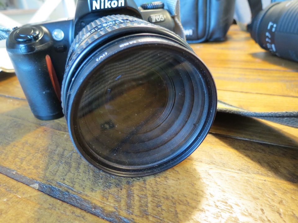 Nikon Fotoapparat F65 Objektiv Sigma 75-300 Kamera in Nahe