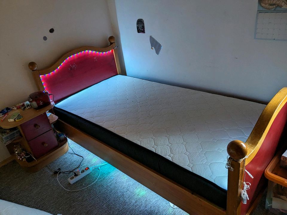 Kinderzimmer Jugendzimmer echt Holz rot Bett Schreibtisch Schrank in Windorf