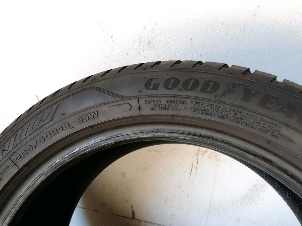 2x neuwertig 225 50 R18 99W Goodyear Vector SUV Allwetterreifen in Detmold