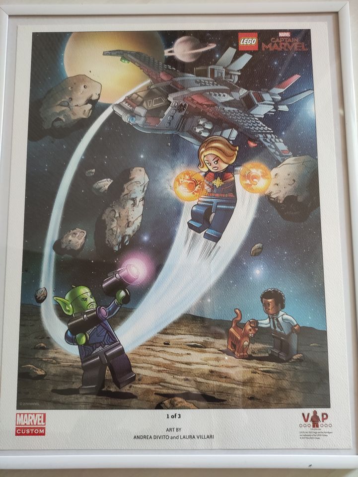 LEGO Poster Captain Marvel 1 of 3 in neuem Bilderrahmen in Eisfeld
