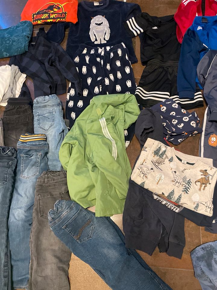 Kleidungspaket Jungen 116 & 128 Adidas etc. in Euskirchen