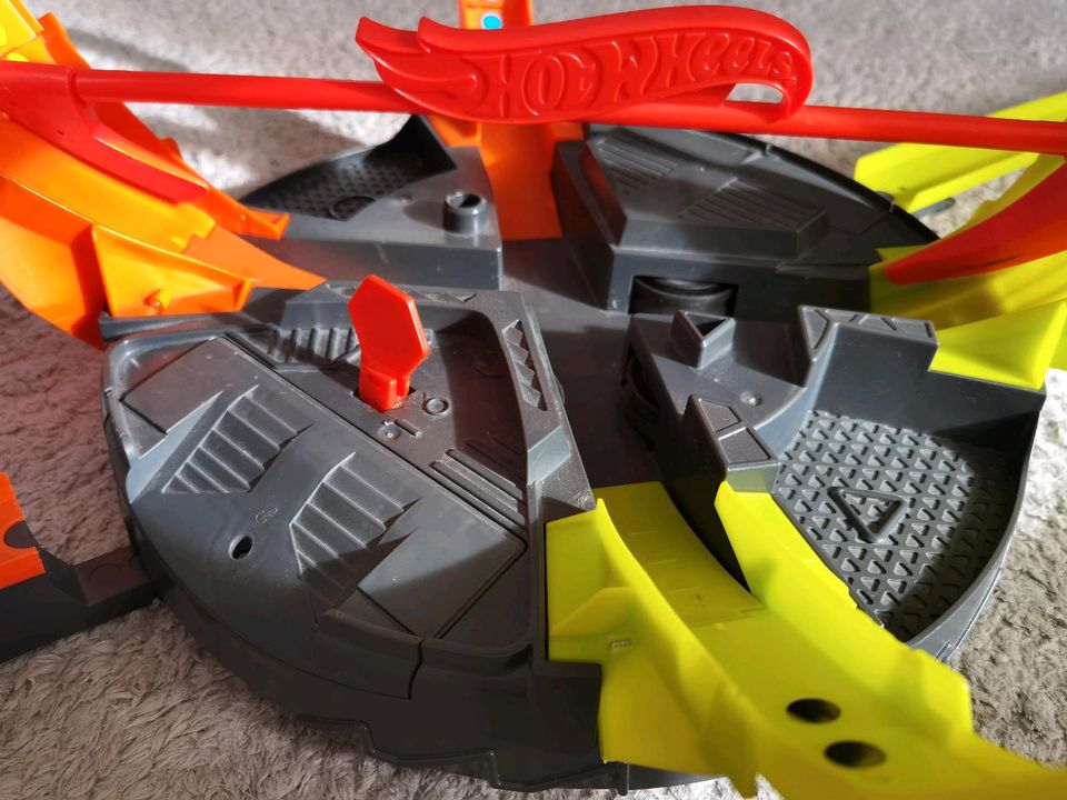 HOT WHEELS Roto Revolution Looping-Achterbahn in Halfing