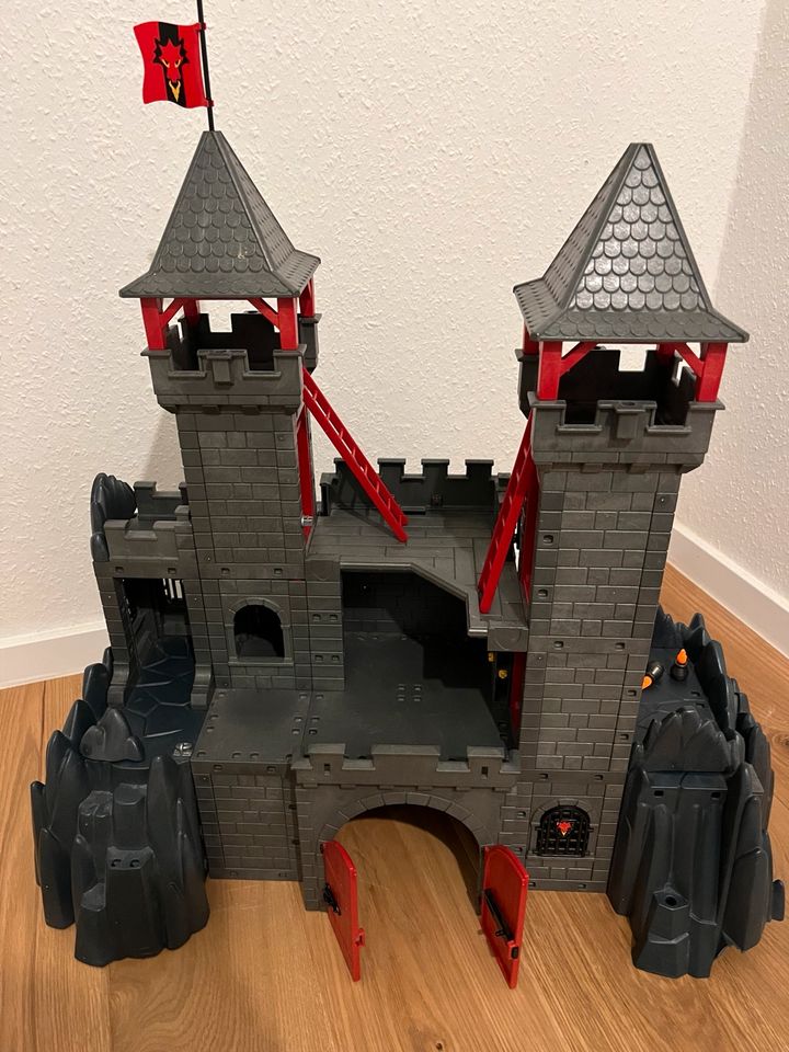 Playmobil Drachen Ritterburg Novelmore mit Zubehör 70x 70 in Isernhagen