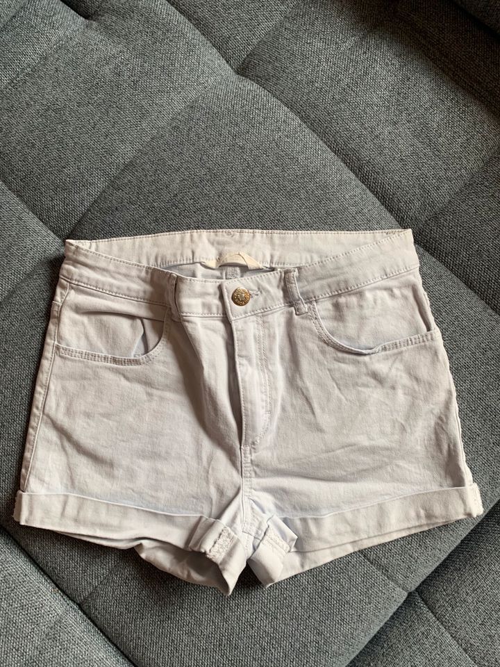 Neuwertig! H&M Jeans Short in Lörrach