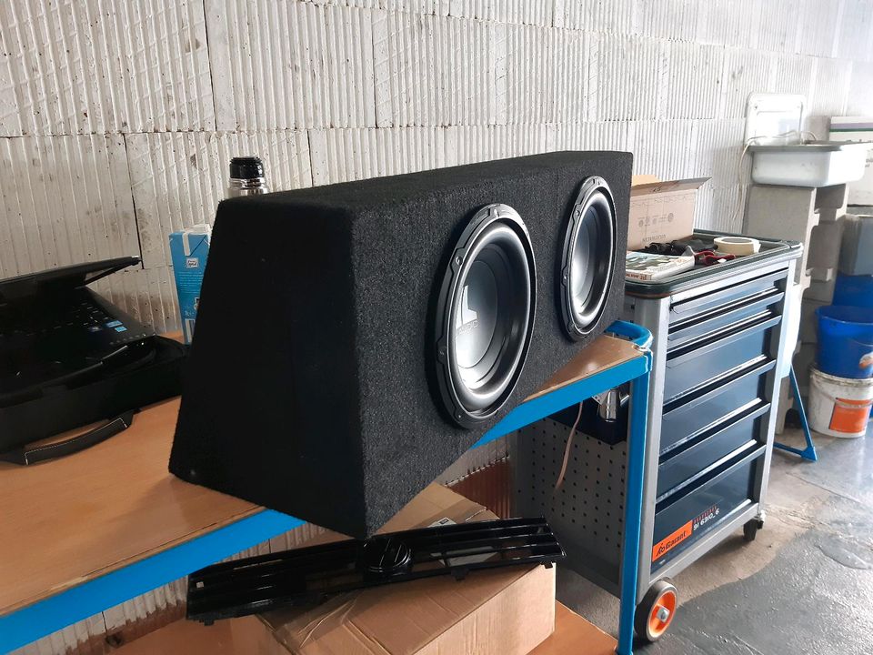 2x JL Audio 10W0v2-4 in geschlossenem Gehäuse in Braunschweig