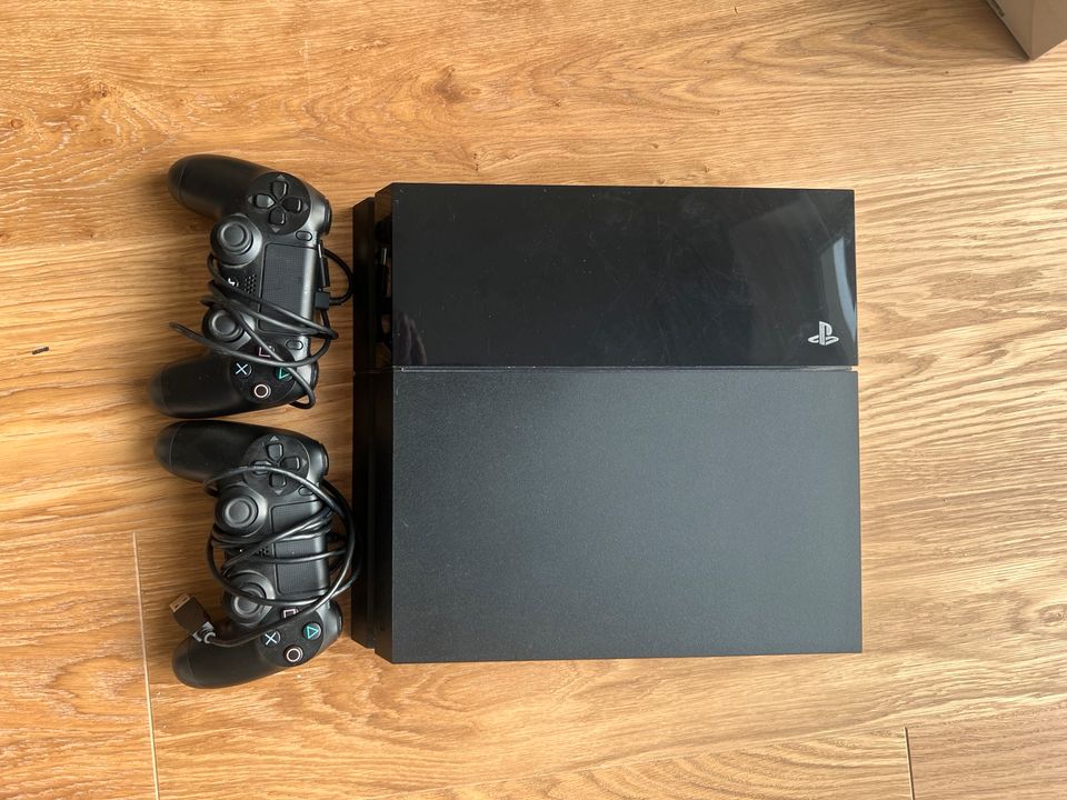 PS4 Slim 500 GB +2 Controller + FIFA19 + FIFA21 in Augsburg