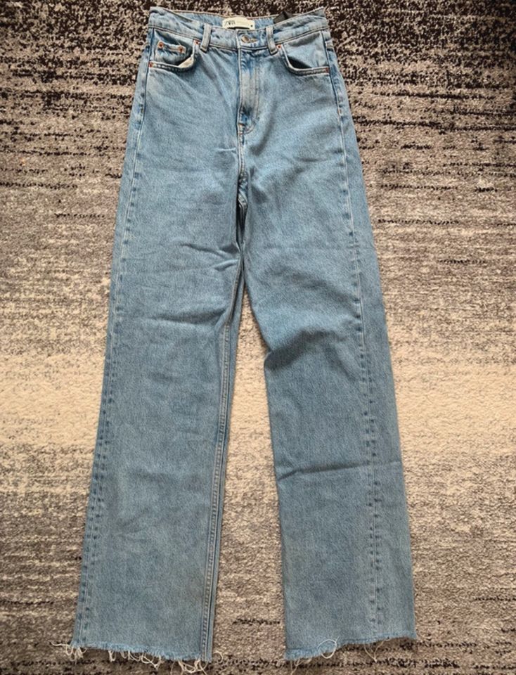 Zara High-Wasted Jeans in Berlin