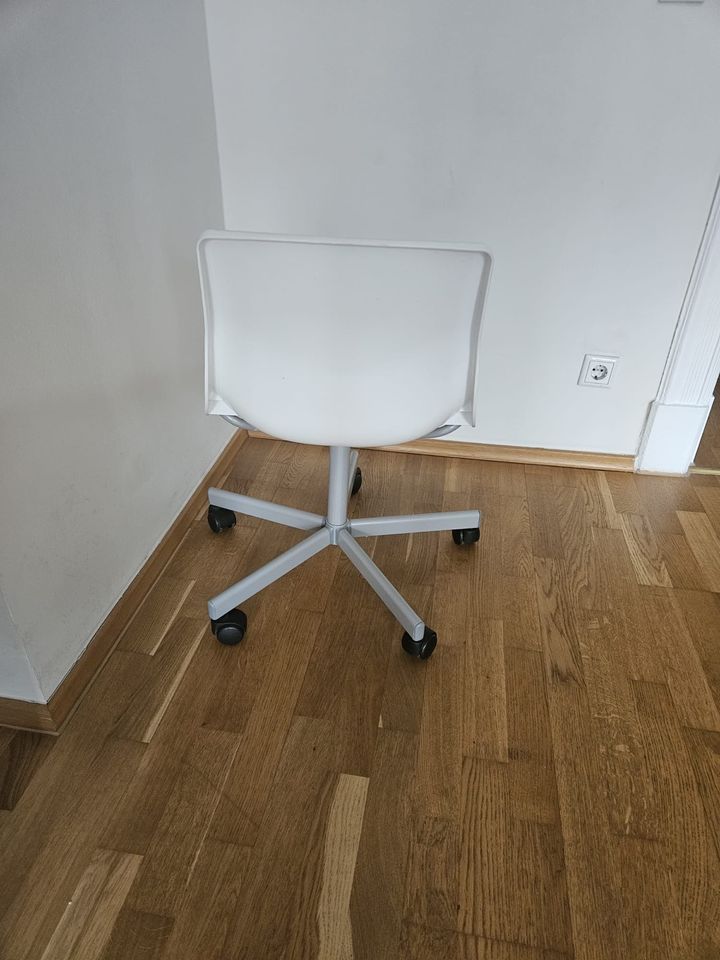 Weißer Stuhl (höhenverstellbar) in Berlin