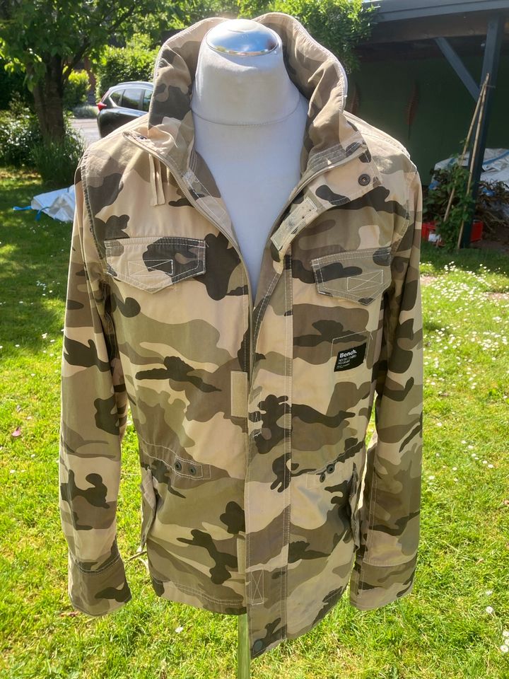 Jacke BENCH Camouflage GR. M mit Kapuze in Bad Segeberg