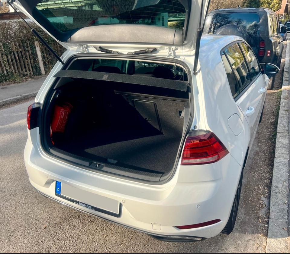 Volkswagen VW Golf VII 1.5 TSI JOIN Navi Bluetooth RearView in München
