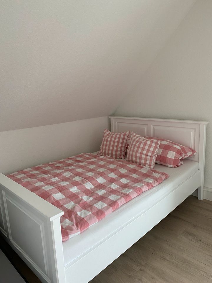 Bett im Landhausstil inkl. Lattenrost und Matratze in Celle