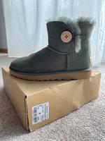 ❣️UGG Mini  Bailey Button Gr. 41 dunkelgrün Niedersachsen - Buxtehude Vorschau