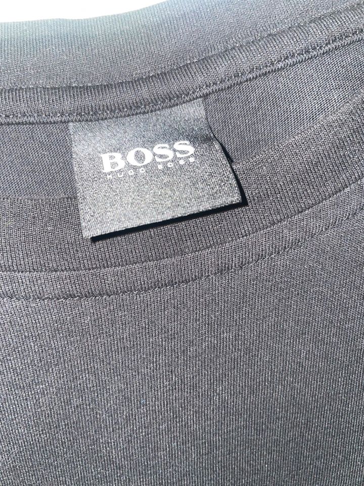 Boss Shirt Größe XXL 2x vorhanden je 12€ in Dortmund