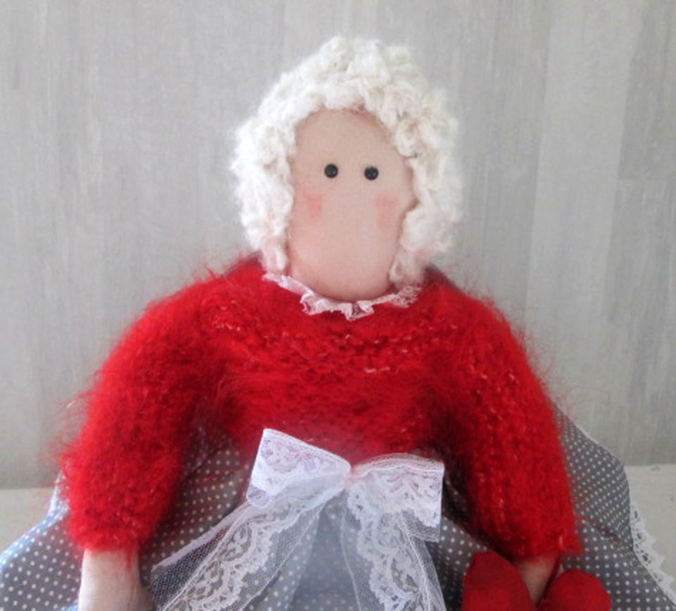 Hübsche Engel Puppe mit Herz Tilda in  Rot–Grau-Weiß Töne Mohair in Bleckede