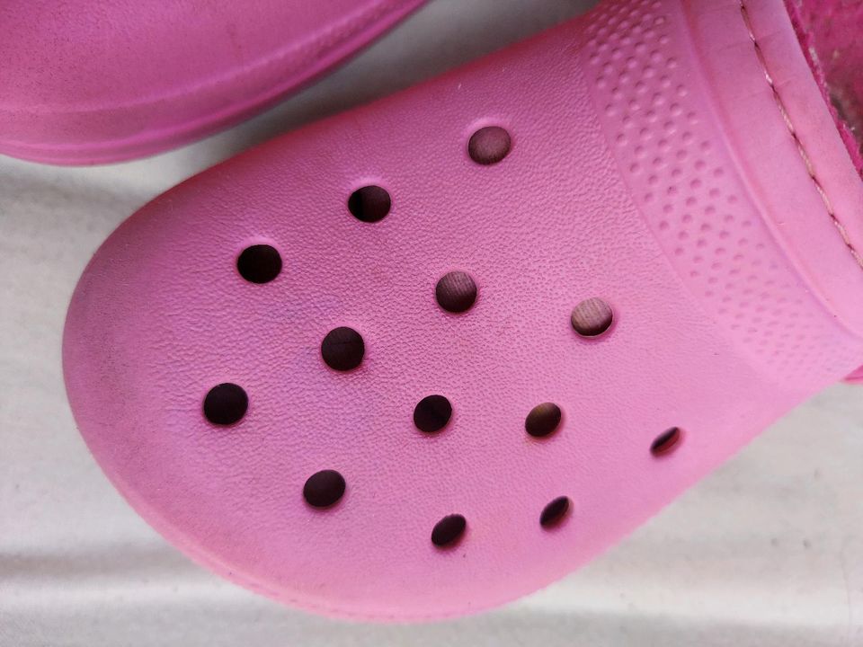 Crocs gefüttert Gartenschuhe 26/27 in Tharandt