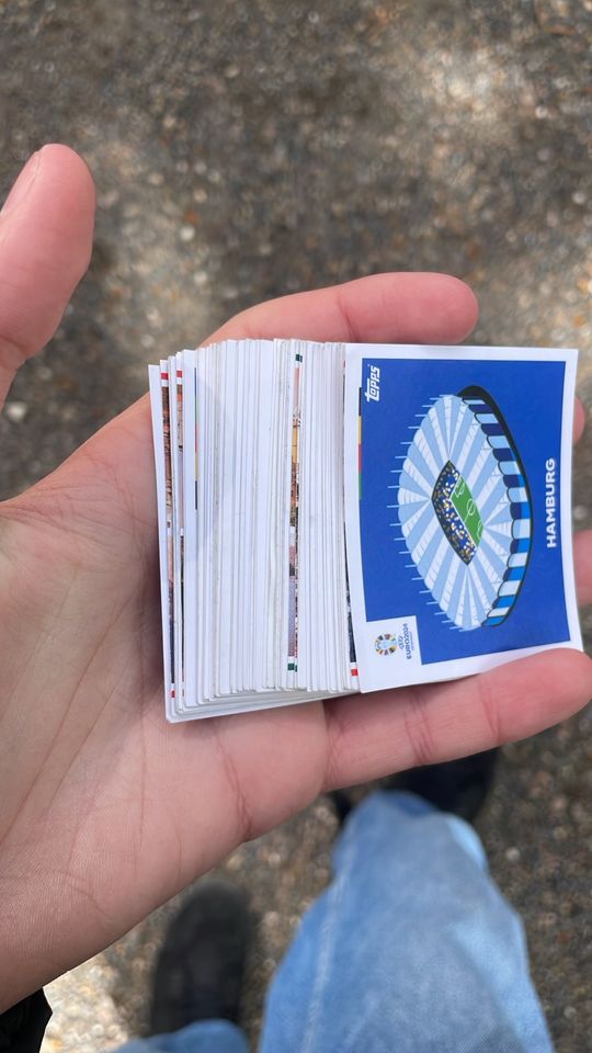 100 Fußball Sammelkarten von Topps in Kassel