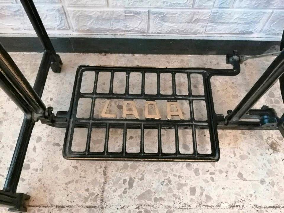 SINGER ,  LADA Nähmaschine gestell Schreibtisch Tisch upcycling in Taunusstein