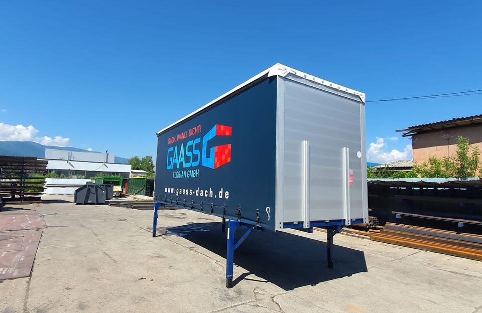 BDF-Wechelbrücke-Container mit dreiseitiger Plane in Halberstadt