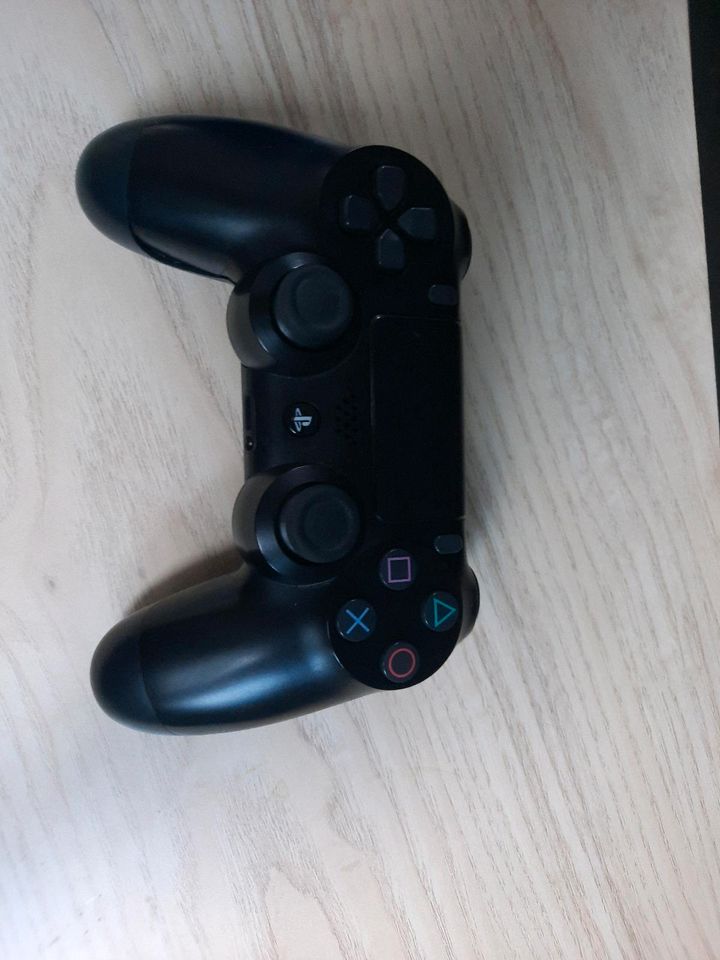 PS4 PRO 1TB + 2 CONTROLLER + 12 SPIELE in Woltersdorf