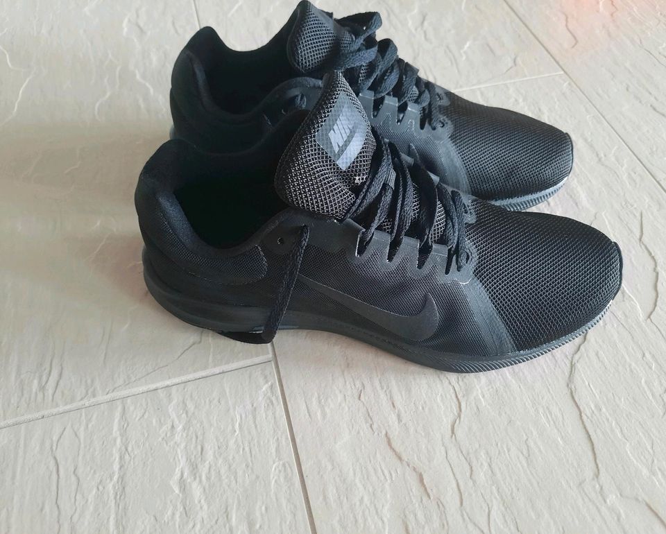 Nike Sneaker schwarz NEU Größe 40 in Trebbin