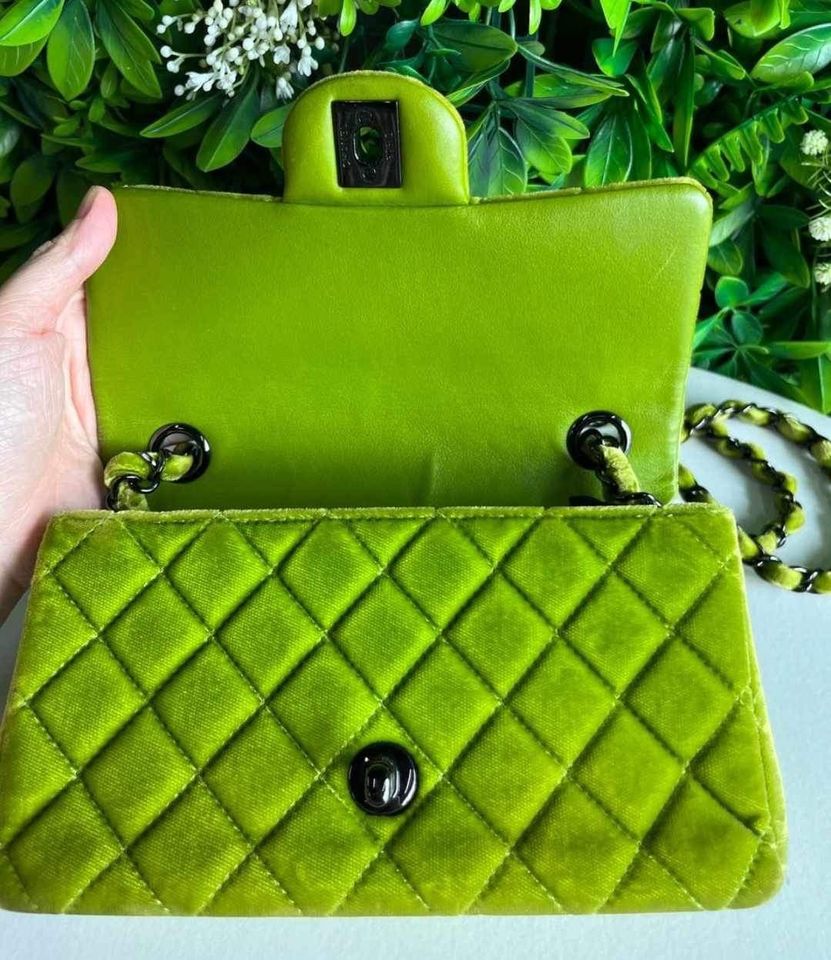 Chanel mini rectangle Tasche aus grünem Samt in München