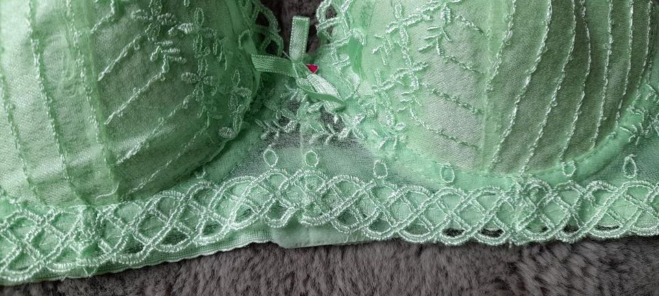 Grünes Bügel BH Set Spitze Tanga String Dessous Gr. 36 / 80B NEU in Dormagen