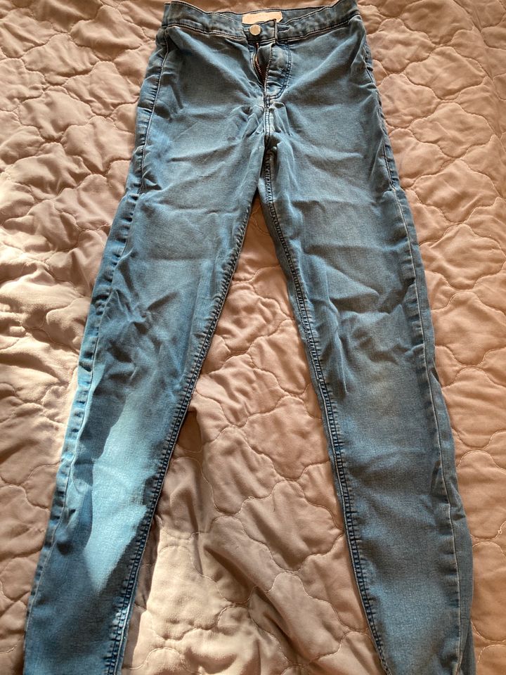 Jeans in blau in Lahntal