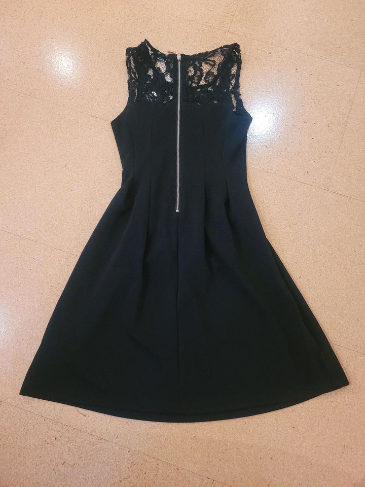 Elegantes schwarzes Falten Kleid von Pimkie (S) in Winnenden