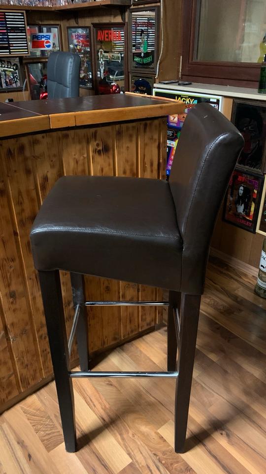 2 Barhocker aus Holz  gebraucht 1 Hocker gratis Neupreis 140€ in Bietigheim-Bissingen