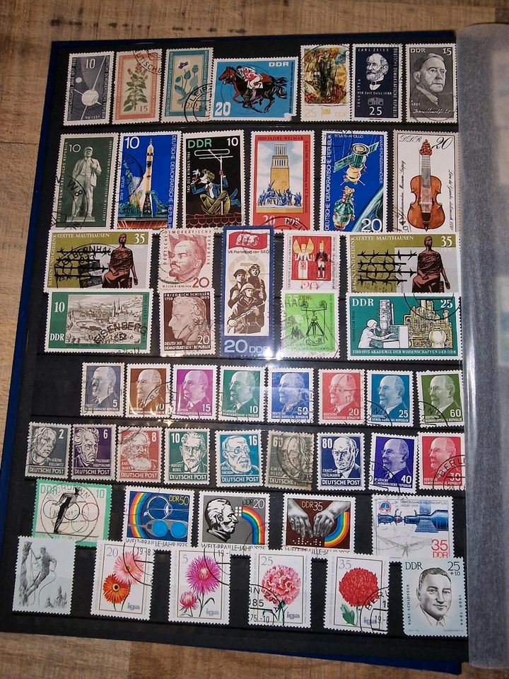 Briefmarkenalbum mit Briefmarken (DDR) in Iserlohn
