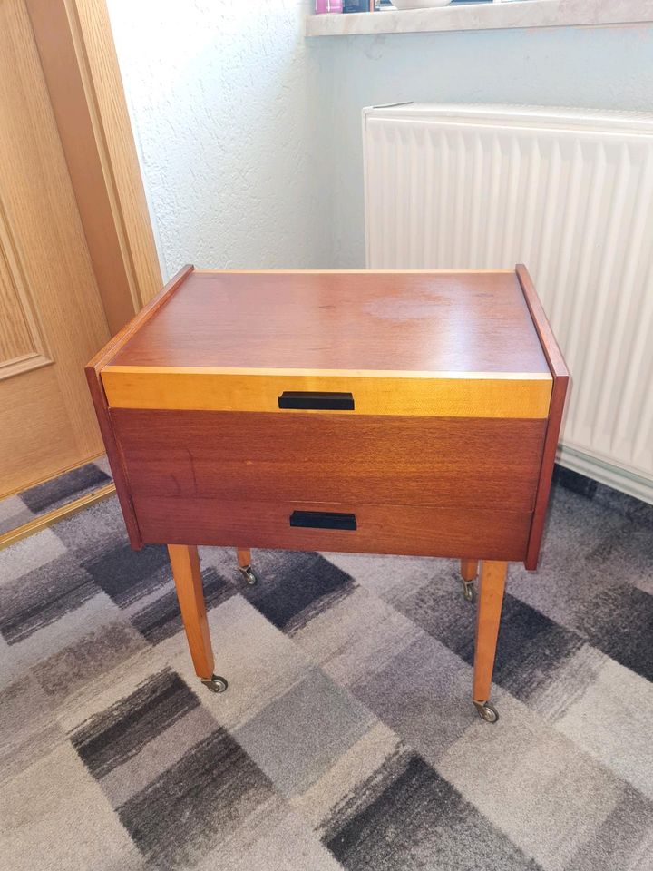 Midcentury Teak? Hübscher Nähschrank Nähkasten Utensilo in Staßfurt