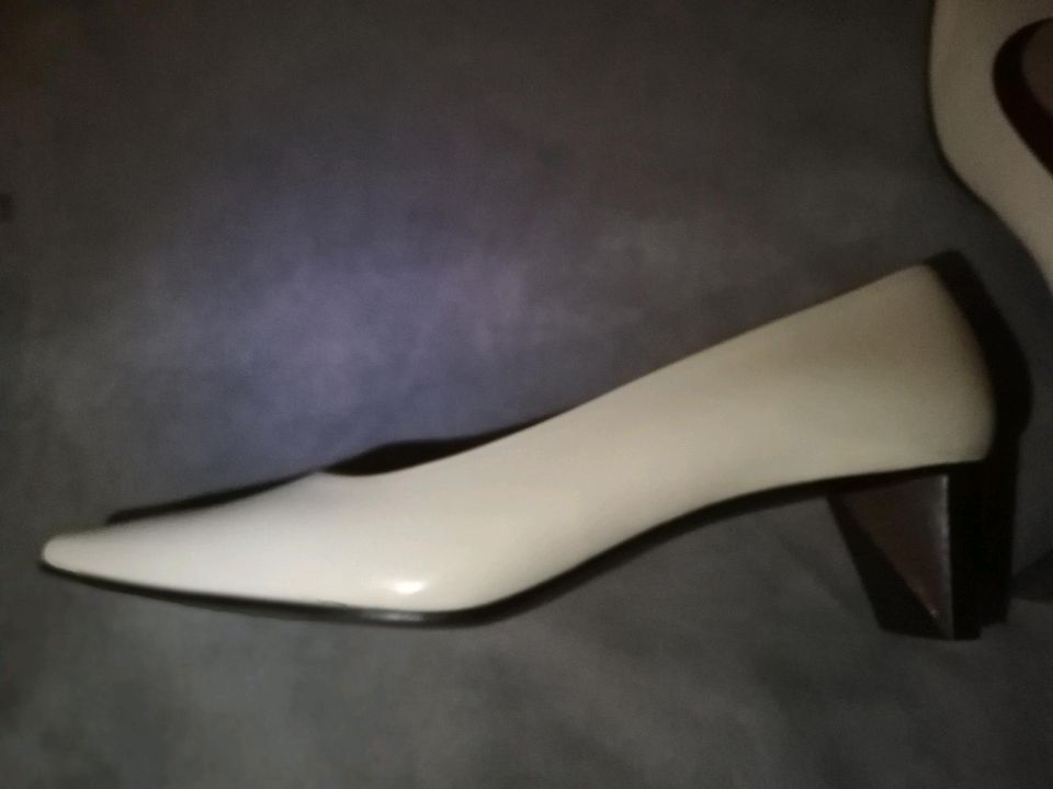 Pumps Creme weiß, 39 von Bally NEU in Berlin