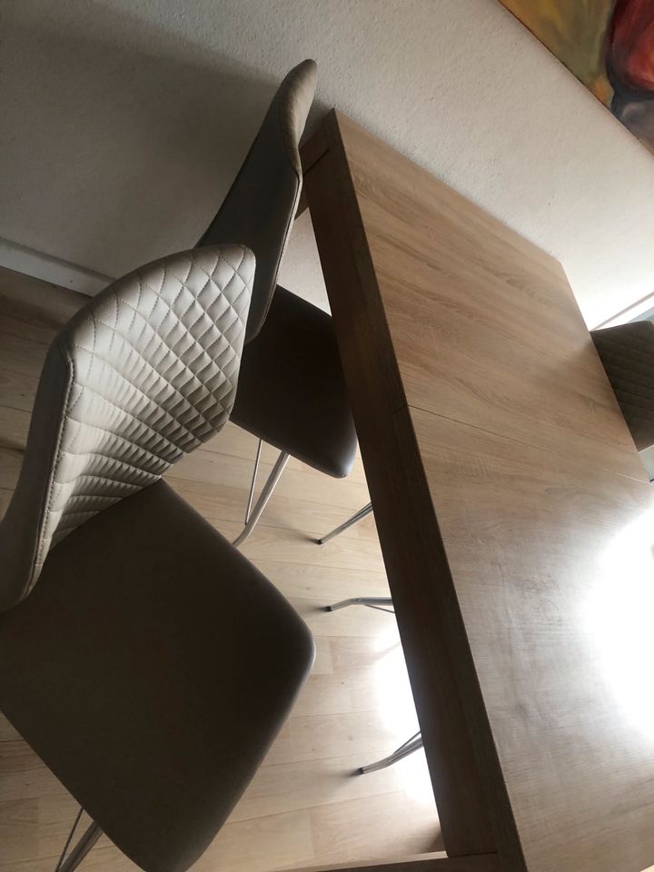 Tisch mit Stühlen in Rösrath