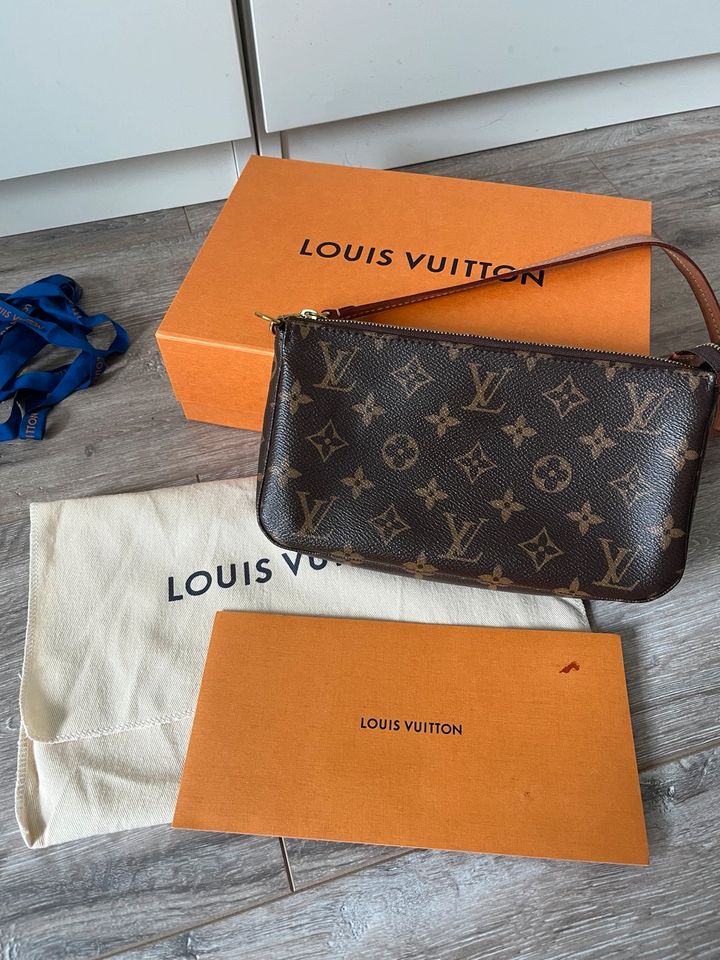 Wunderschöne Louis Vuitton Pochette Accessoires NM Monogramm in Pulheim